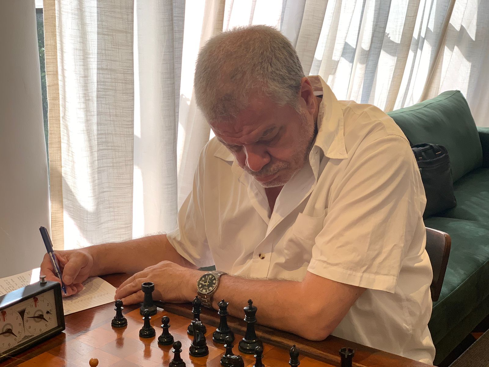 Jogo de xadrez peças de xadrez em um tabuleiro darck background ai  generation